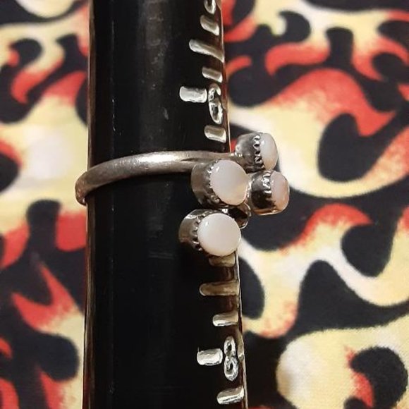 Signed PD Coonsis Vintage Zuni Mother of Pearl Ring - Picture 3 of 4